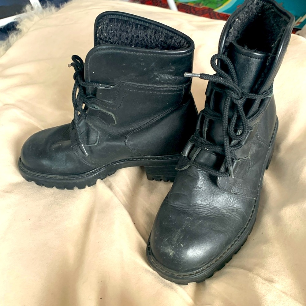 Women’s size 6 Siberian Husky boots